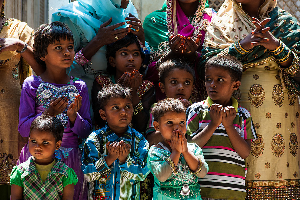 Dzieci pozujące do rodzinnego zdjęcia (Hazrat Nizamuddin Dargah)